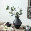 Vasen im Wabi-Sabi-Stil, schwarze Massivholzvase, Dekoration, Wohnzimmer, Blumenarrangement, getrockneter Tisch, Veranda