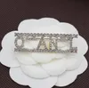 23SS 20Style Brand Designer Letter Brosch Högkvalitativ bokstäver Pin Women Crystal Rhinestone Pearl Pins Wedding Party Jewerlry Accessories Ny stil