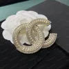 2023 Mens Designer Brand Letter Brooches 18K Gold Plated Inlay Crystal Rhinestone Jewelry Brooch Charm Pearl Pin 2022 Marry Christmas Party Gift Accessorie