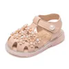Primeiros Walkers Sapatos para meninas com design floral de dedão macio de 0 a 3 anos de idade Primeira sandália de caminhada 230330