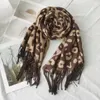 Hiver femmes écharpe léopard marque de luxe foulards dame gland Bandana femmes solide châle enveloppes Foulard Tippet Pashmina