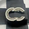 23SS 20 Style Marka Tasarımcı Mektubu Broş Yüksek kaliteli harfler Pin Pin Çiçek Kadınlar Kristal Rhinestone Pinler Düğün Partisi Metal Jewerlry Yeni Stil