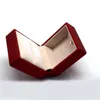 Smyckespåsar 2023 Est Wedding Ring Box med LED -lampor Red Armband Dispaly Case Display