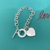 Bracciale da donna di marca a forma di cuore con design a forma di cuore, fibbia a manica circolare con catena a maglie placcata in argento, senza lettere di chiusura, cordino di tenuta in acciaio