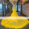 Luxury Yellow Feather Prom -klänningar 2023 Sexig V Neck Mermaid aftonklänning Plus Size Open Back Black Girls Formal Ceremony klänningar Vestidos de Noche Largos