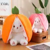 Plush Dolls Pluszowa zabawka Śliczna królik Zwierzę wypełnione truskawkową truskawką Kawaii Rabbit Pluszowy miękki uścisk Plush Prezent 230329