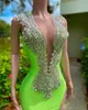 Cristais de luxo Mermaid PROM Mermaid Vestidos de decote em V Glitter Glitter Long Green Cetin GownSsexy Open Black Girls Special Ocidental Ocasar 2023