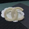Kadın Erkek Tasarımcı Marka Mektubu Broşlar 18K Altın Kaplama Kakma Kristal Yapay Elmas Takı Broş Charm İnci Pin 2023 Evlenmek Noel Partisi Hediye Aksesuarı