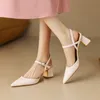 Sandalen Damenschuhe Split Leder Sommer Sexy Hellbeige Schnallenriemen Schuhe Spitz Blockabsatz 230330