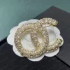 2023 Mens Designer Brand Letter Brooches 18K Gold Plated Inlay Crystal Rhinestone Jewelry Brooch Charm Pearl Pin 2022 Marry Christmas Party Gift Accessorie