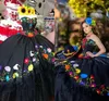 Zwarte Mexicaanse stijl Quinceanera -jurken Charro Flowers geborduurde kanten lagen tule satijnen baljurken van de schouder Sweet 15 jurk feestjes formeel BC15715