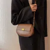 女性のためのショルダーバッグサドル冬のトレンドシンプルな革のクロスボディバッグソリッドトレンドハンドバッグと財布230322