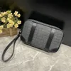 Bolsa Clutch Masculina Plana - Bolsa com Monograma para Múltiplos Usos - Padrão Damier Graphite