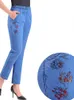 Jeans da donna 2023 Primavera Pantaloni dritti di mezza età Ricamo femminile Sottile Signore Elastico in vita elasticizzato 230330