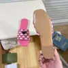 Kvinna broderade tygsbilder tofflor flerfärgade broderier mulor kvinnor hem flip flops triangel logo casual sandaler sommar läder platt gummisula