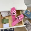 Frau Bestickte Stoffrutschen Hausschuhe Mehrfarbige Stickerei Pantoletten Damen Startseite Flip Flops Dreieck Logo Lässige Sandalen Sommer Leder Flache Rutsche Gummisohle