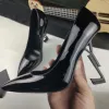 Marcas de lujo Tacones altos Letras de metal Sandalias Zapatos de vestir de mujer Zapatillas de punta abierta sexy Bombas de cuero de moda Fiesta Boda sandalias de verano 35--42 tamaño