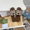 Kvinna broderade tygsbilder tofflor flerfärgade broderier mulor kvinnor hem flip flops triangel logo casual sandaler sommar läder platt gummisula