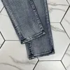 Jeans da uomo Designer HM620 Jeans slim Denim effetto consumato Pantaloni in pelle bianca con fori Lettere Strappate Ginocchio stracciato Strappato Skinny Gamba dritta Taglia28-40Lungo 2023