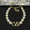 Vrouw Charmarmbanden v Letter Designer merk Pearl mode luxe vlogo ketting armband sieraden trend vrouwen diamant metalen armband hnj