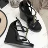 2023デザイナーCassandra Sandals Women Wedge Espadrilles Black Patent Leather 10.5 cm高さ調整可能なバックルウェディングドレスシューズ35-41ボックスNO325