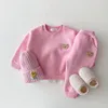 Kläder sätter koreanska baby pojkar vinterkläder varm björn sammet pullover tröja topsharem byxor kostymer 2 st flickor fleece fodrad 230331