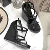 2023 مصممين كاساندرا صندل النساء إسفين إسبادريليس جلود براءة اختراع جلدية 10.5 سم الكعب العالي قابلة للتعديل حذاء زفاف