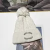 قبعة قبعة صغيرة/جمجمة مصممة صغيرة طازجة ودافئة كرة الكرة الصوف الدافئة للسيدات الشتاء الشتاء للرياح غير المقاومة للرياح