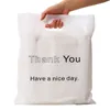 Geschenkverpackung Kundenspezifische Plastiktüte zum Einkaufen Polyverpackung Bedruckte benutzerdefinierte Geschäftsgrifftaschen Druckgebühr ist nicht enthalten 230331