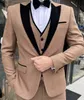 그레이 웨딩 턱시도 공식 웨딩 맨은 새로운 3 개 조각 노치 옷깃 맞춤형 비즈니스 신랑 재킷 바지 조끼에 맞습니다.