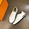 Sapatos de designer de moda Tripulação masculina TPU Bottoms Running Sneakers Italy Catwalk Elastic Band top Top White Preto Leves Lear