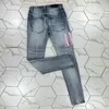 Jeans viola Pantaloni denim Jeans uomo Designer Pantaloni in pelle con fori Lettere Strappate Ginocchio strappato Strappato per uomo Lujacket magro 900