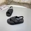 Sandálias planas mulheres 2023 Summer Sapatos famosos recém -pano cruzam amarrar os dedo do pé de sandália casual sapatos de praia de moda versátil