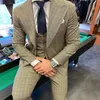 Abiti da uomo Blazer 2023 Plaid su misura Uomo Risvolto con visiera Abito da lavoro formale Sposo Matrimonio Per vestibilità slim 3 pezzi Personalizzato