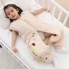 Sacos de dormir Saco de carrinho de bebê de algodão para cartoon Padrões de desenho animado Casas de cama perna dividida Roupas de inverno quente 230331