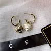 18k Gold Stamp örhängen Stud Luxury örhängen Fashion Women Heart Earring Designer smycken utsökta höga förnuft Tillbehör Giftälskare med Box Populärt varumärke