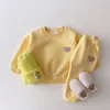 Kläder sätter koreanska baby pojkar vinterkläder varm björn sammet pullover tröja topsharem byxor kostymer 2 st flickor fleece fodrad 230331