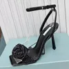 Tasarımcı Sandallar Stiletto Heels Kadın Çiçek Dekoratif Ayak Bileği Strap Toka Kare Açık Ayak Ayakkabı Ayakkabı 9.5cm Lake Deri Moda Yaz Partisi Düğün Ayakkabı