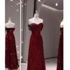 Abiti da damigella d'onore bordeaux glitterati Applique con paillettes a farfalla Una linea Abito da sera da sera con spacco laterale da donna senza spalline