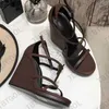 2023 Designers Cassandra Sandals Women Wedge Espadrilles Black Patent Leather 10,5 cm Höga klackar Justerbara Buckle Wedding Dress Shoes 35-41 med Box No325