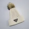 Designer stickad hatt ins populära vinterhattar klassiska brev gåstryck stickade mössor