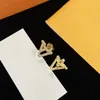 Varumärkesörhängen. Den nya Diamond Brass Material Logo Classic Style Luxury Earrings Designer designad för kvinnor. Högkvalitativa designsmycken