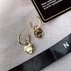 18k Gold Stamp örhängen Stud Luxury örhängen Fashion Women Heart Earring Designer smycken utsökta höga förnuft Tillbehör Giftälskare med Box Populärt varumärke