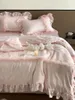 Ensembles de literie rose 600TC Eucalyptus Lyocell doux soyeux ensemble de mariage fleurs broderie volants housse de couette drap de lit taies d'oreiller