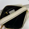 Le sac à bandoulière Lady Designer Togo en cuir 22 cm avec double fermeture éclair est fabriqué en cuir véritable doux et illuminé par du matériel métallique pour un accent moderne.