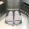 Chanellies Chanelity Luxury Designer Paris Chandal Slanper Sandalo Quilted Men Women Scarpe cuscinetto da piscina Comfort Muli in rilievo Muli in rilievo rame a tre