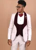 Abito da sposa da uomo bianco nuovo di zecca Abito da sposa in velluto bordeaux con risvolto slim fit Smoking da sposo popolare / abito da darty Abito da 3 pezzi Giacca cravatta Gilet 061