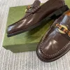 Toppdesigner klänningskor kvinnors formella skor mode retro handgjorda ko patent läder platt klack båtskor klassiska låsande kontor karriär loafers