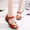 Summer Mother Shoes Flat Sandals Women Aged Leather Soft Bottom Blandade färger Fashion Sandaler Bekväma gamla skor