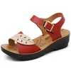 Summer Mother Shoes Flat Sandals Women Aged Leather Soft Bottom Blandade färger Fashion Sandaler Bekväma gamla skor